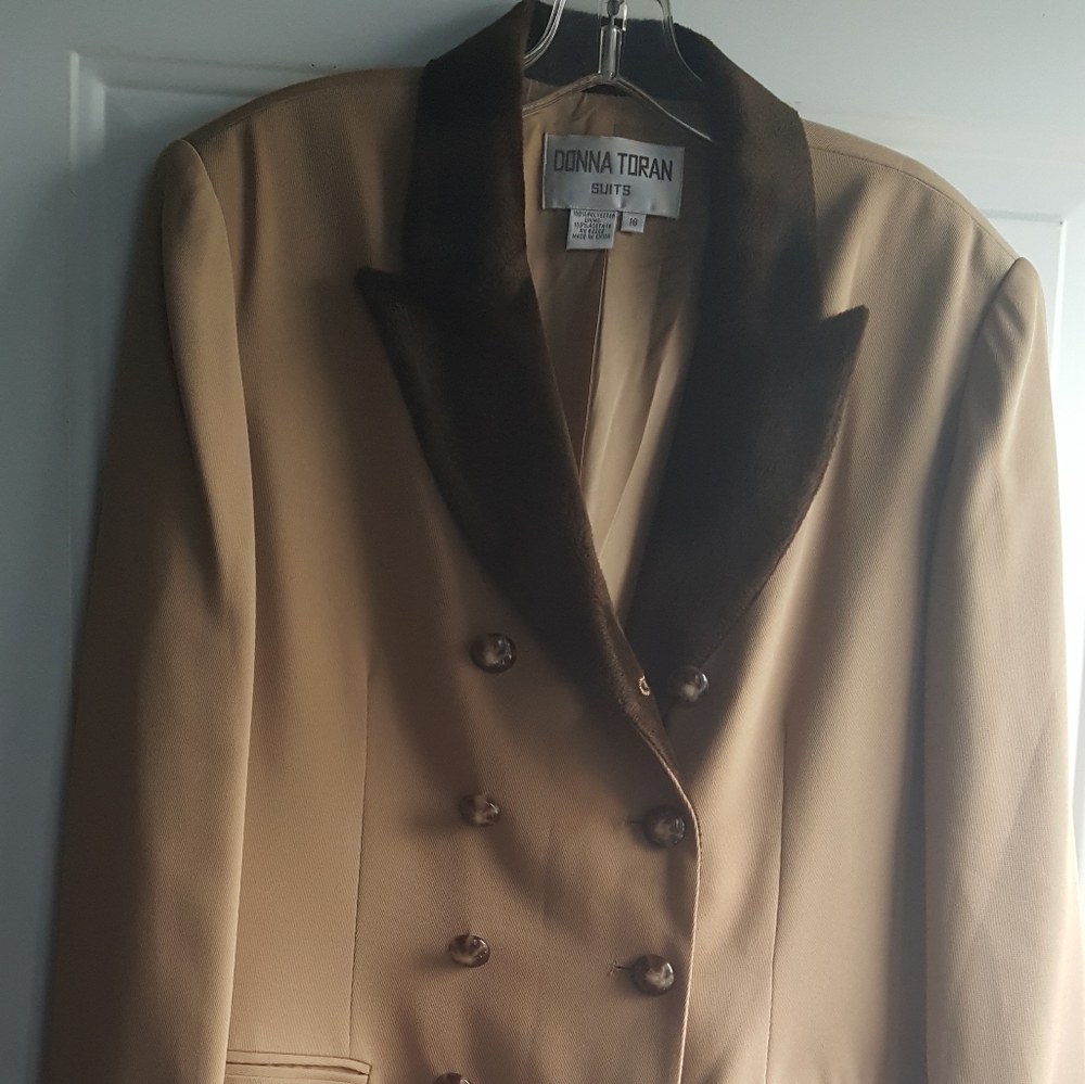 ---Donna Toran Vtg Tan 2pc suit
